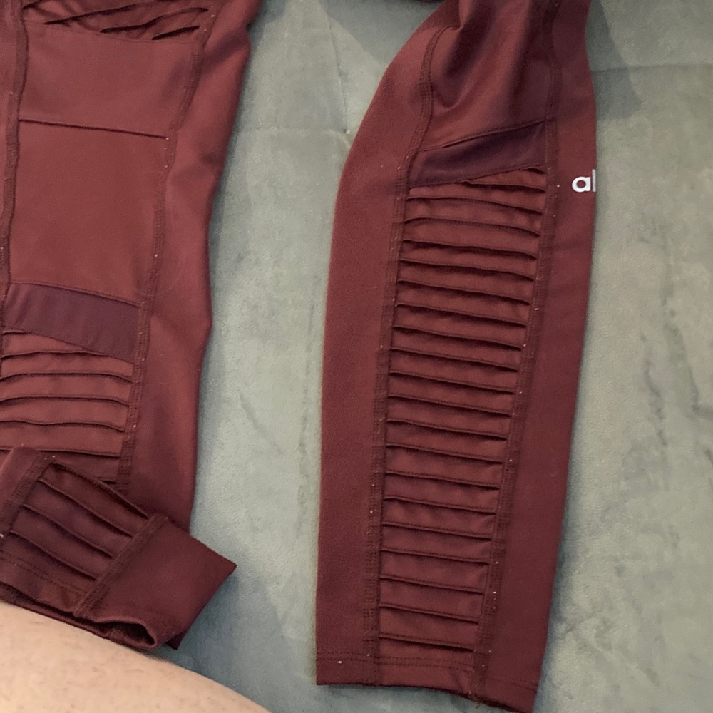 ALO Yoga Ribbed Panel Leggings in Burgundy - Picture 6 of 7